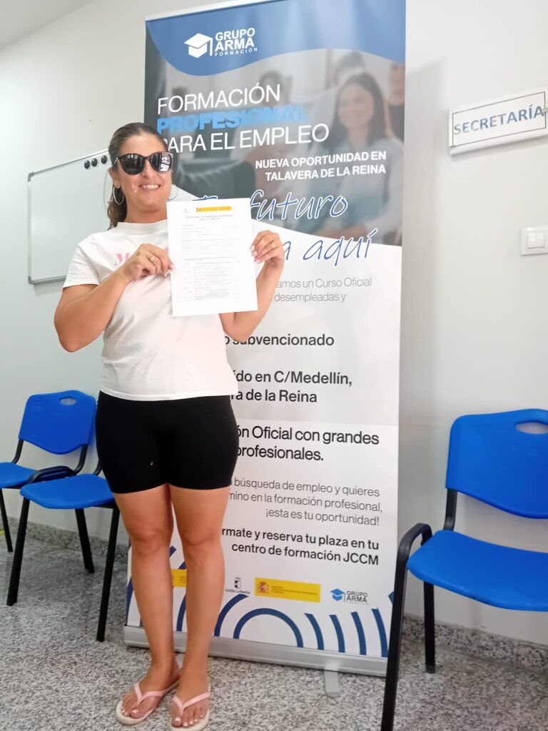 Alumna con su certificado de profesionalidad